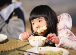 娱乐吃瓜酱姐姐摆摊,娱乐吃瓜酱姐姐的街头摆摊传奇