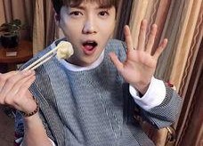 娱乐吃瓜酱男大学生,揭秘娱乐吃瓜酱男大学生的校园生活