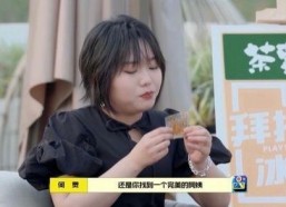 娱乐吃瓜酱男朋友好饿,甜蜜互动引网友热议